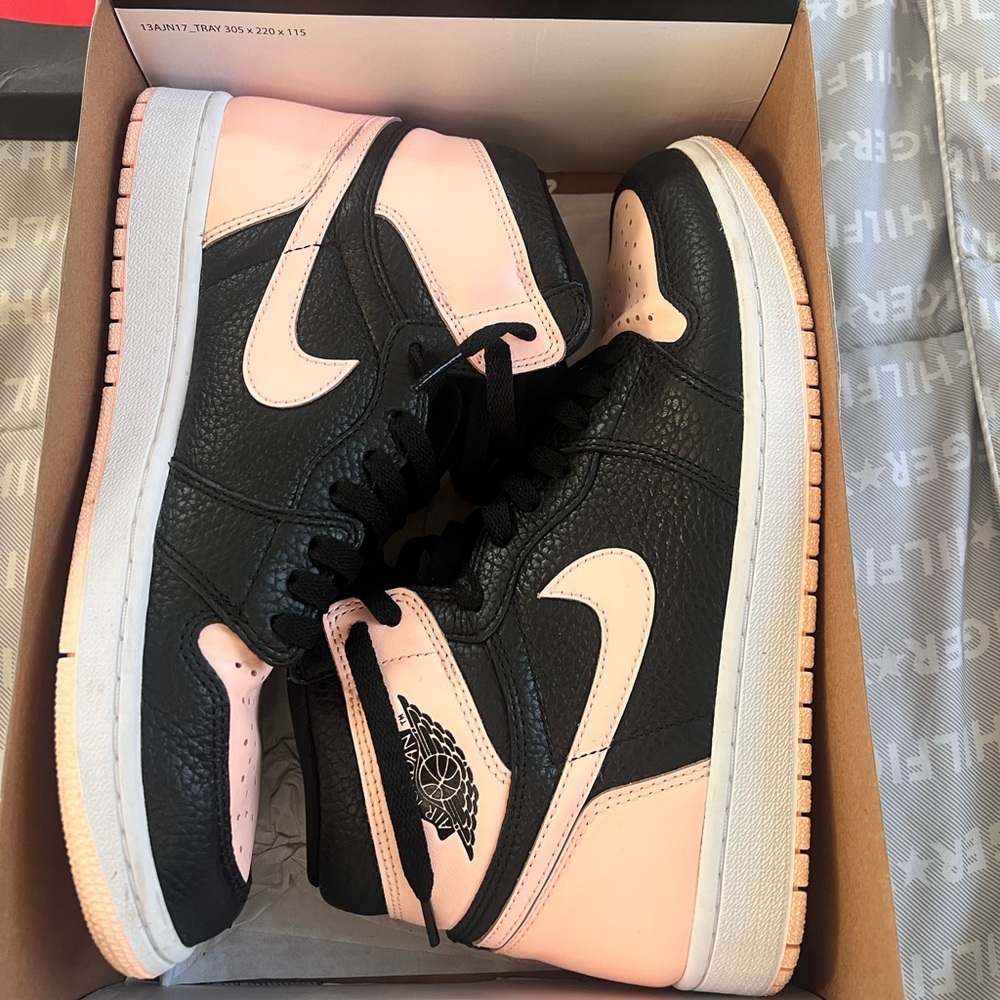 JORDAN 1 High size 9. Barely worn.